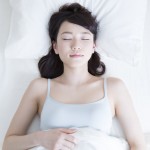 仰向け　眠る　女性